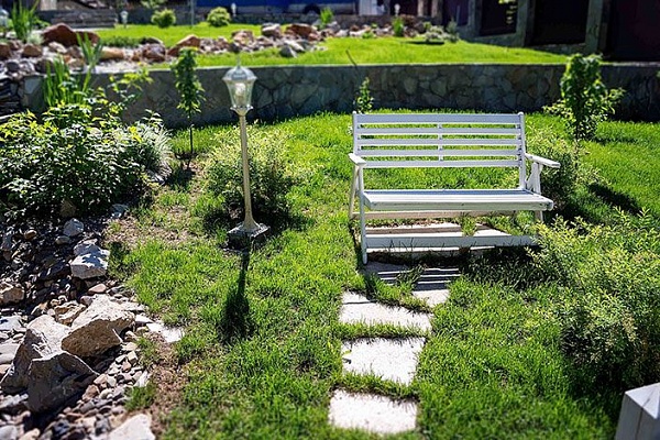 скамейка в саду